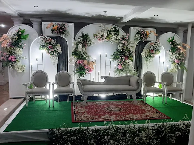 Dekorasi pernikahan di gedung Modern